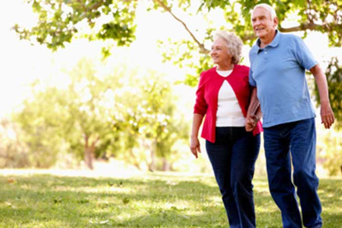 پیاده روی سالمند+مزایای آن