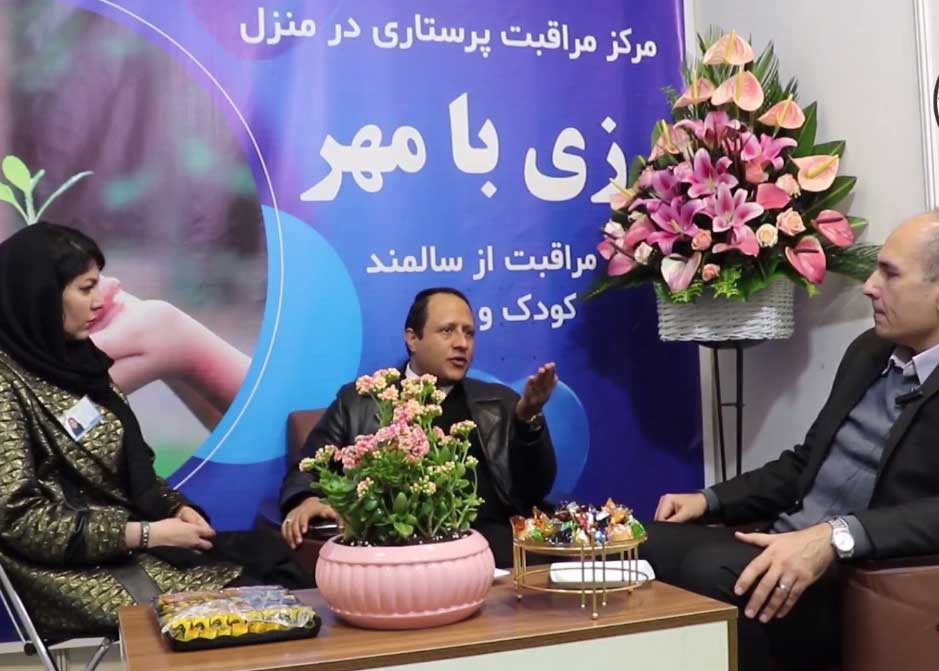 دکتر نصراللهی در غرفه زی با مهر در همایش ایبال تک